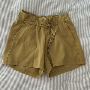 Lululemon on the Fly Woven Mid-Rise Short 2.5"